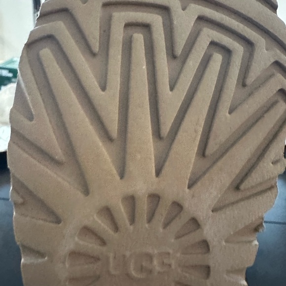 Women’s size 6 UGG boots very lightly worn. Sand color suede/gold fleck accent - Picture 6 of 13